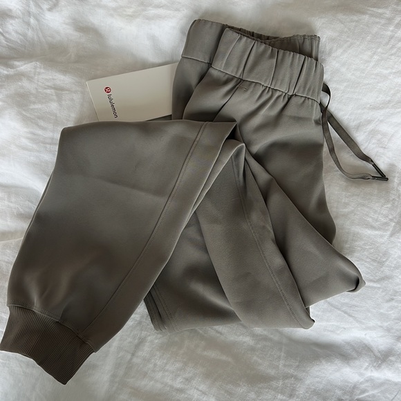 Lululemon On The Fly *Woven - Sage - Picture 11 of 11